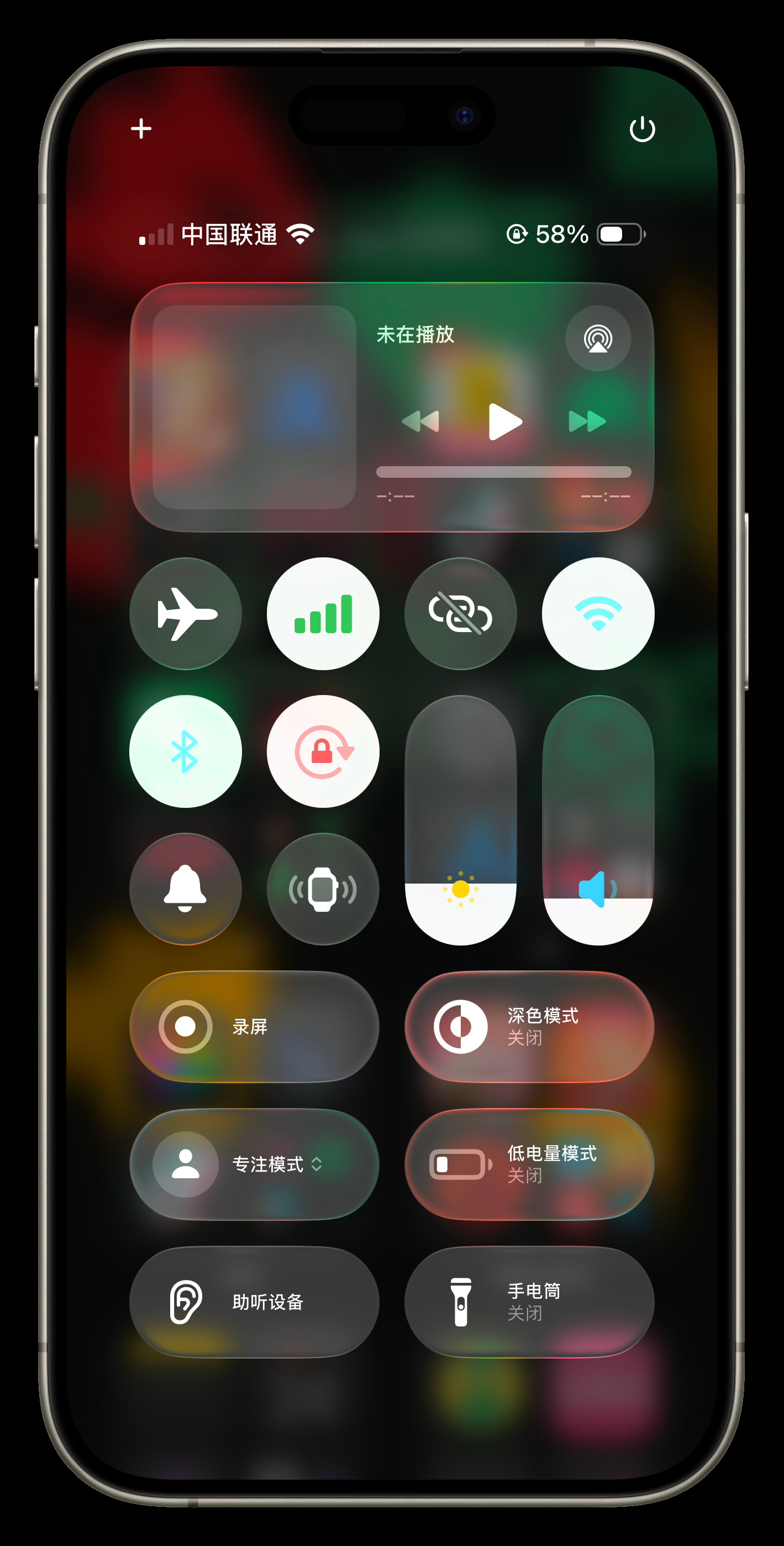 iOS26 beta2的控制中心不怎么透了，显示效果跟iOS18的差不多了，看来