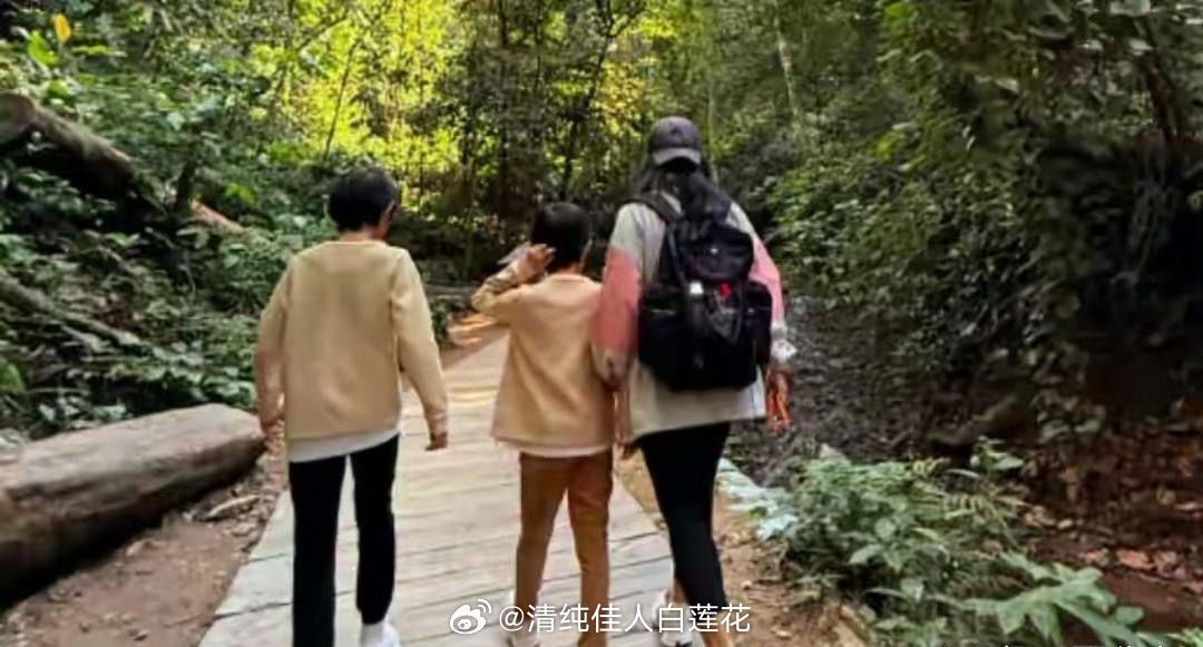 从帅哥到帅叔，幸福的一家四口人到中年的靳东，多了很多叔味，除了因为当团长形象气质