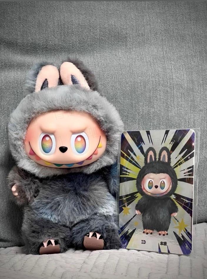 哎，上个月底买了一个labubu。直接找人买的拆过包的隐藏，价还挺贵。2开头。现