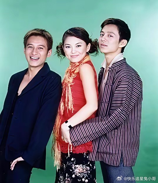 李湘这两张照片反差真大。一张是她年轻时的样子，满脸胶原蛋白，青春洋溢；另一张则是