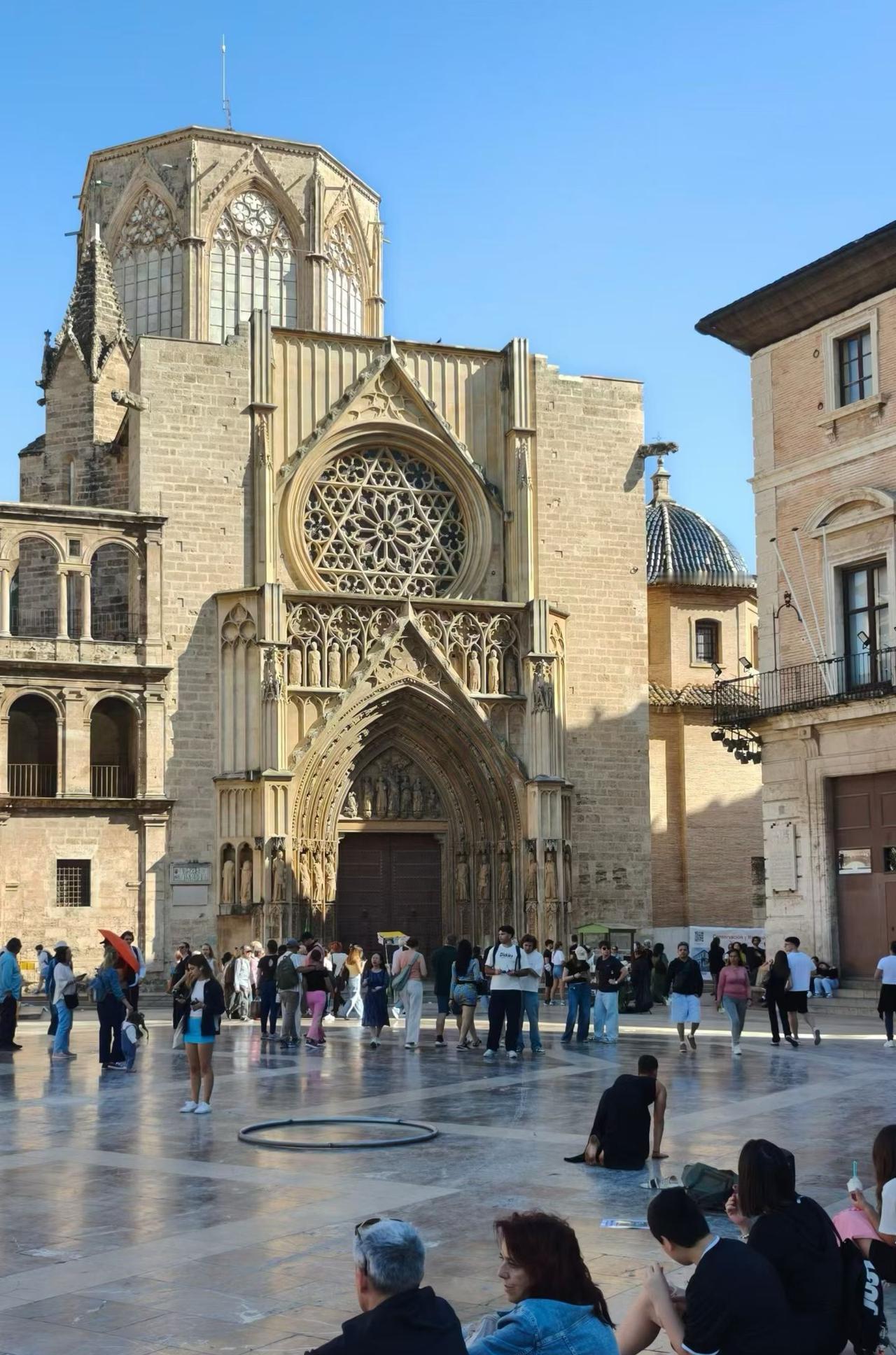 沐浴在瓦伦西亚的金色暖阳里，在大教堂触摸千年时光，徜徉街头，遇见最地道的西班牙风