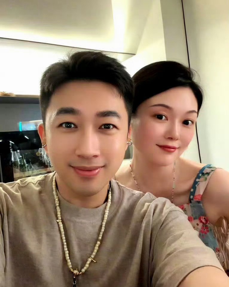 于正 晚晚谁懂 于 正这个磨皮，把自己磨 得比 晚 奶还要嫩了都快四 十多岁的大