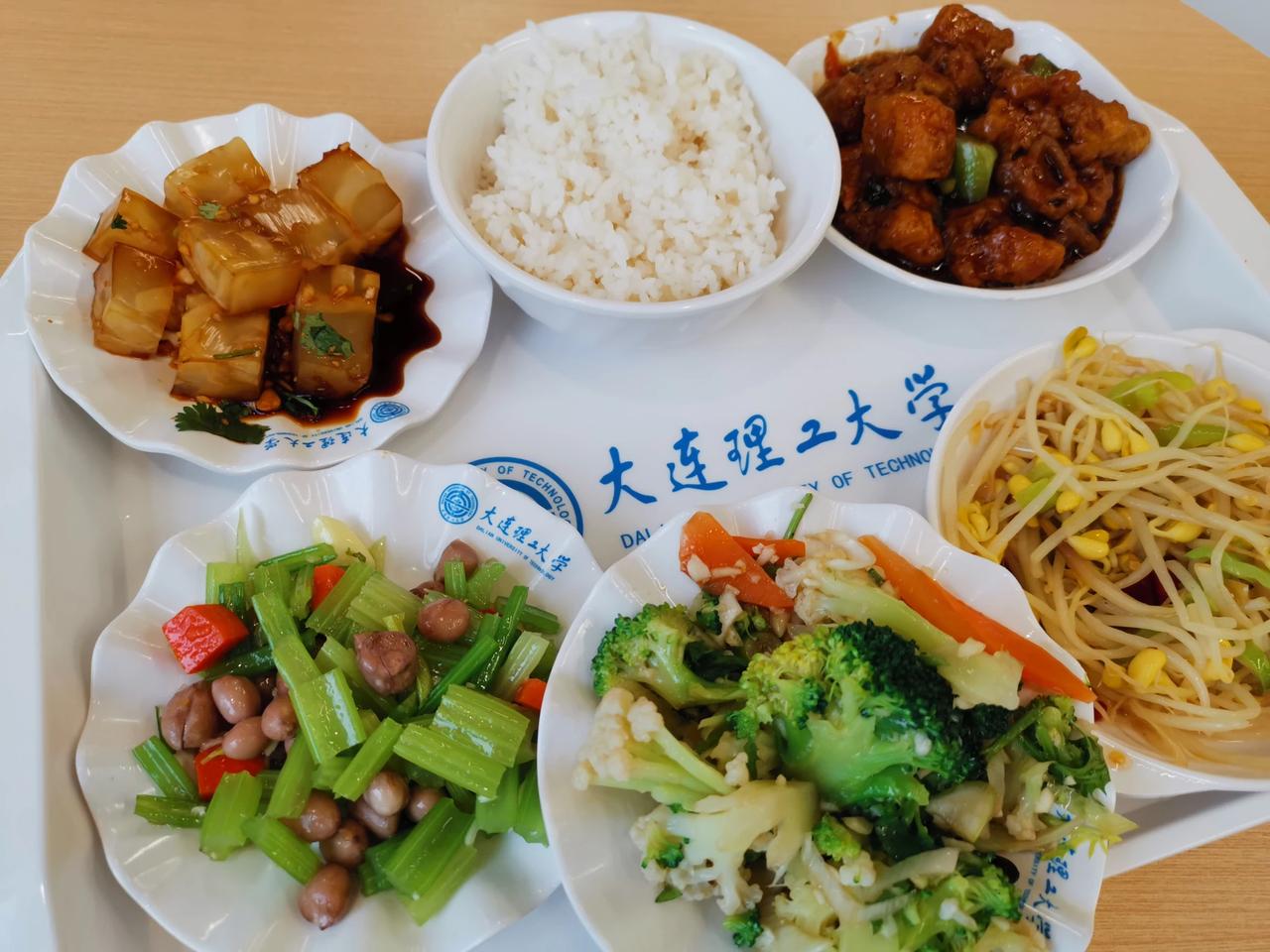 大连有众多好吃不贵的烟火好店，餐饮消费火热吸引游客
