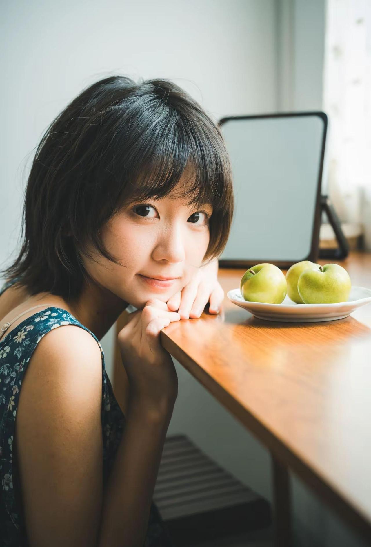 青苹果之夏。出镜：++设备：尼康Z30+唯卓仕35 1.7-世界少了我，其实无所