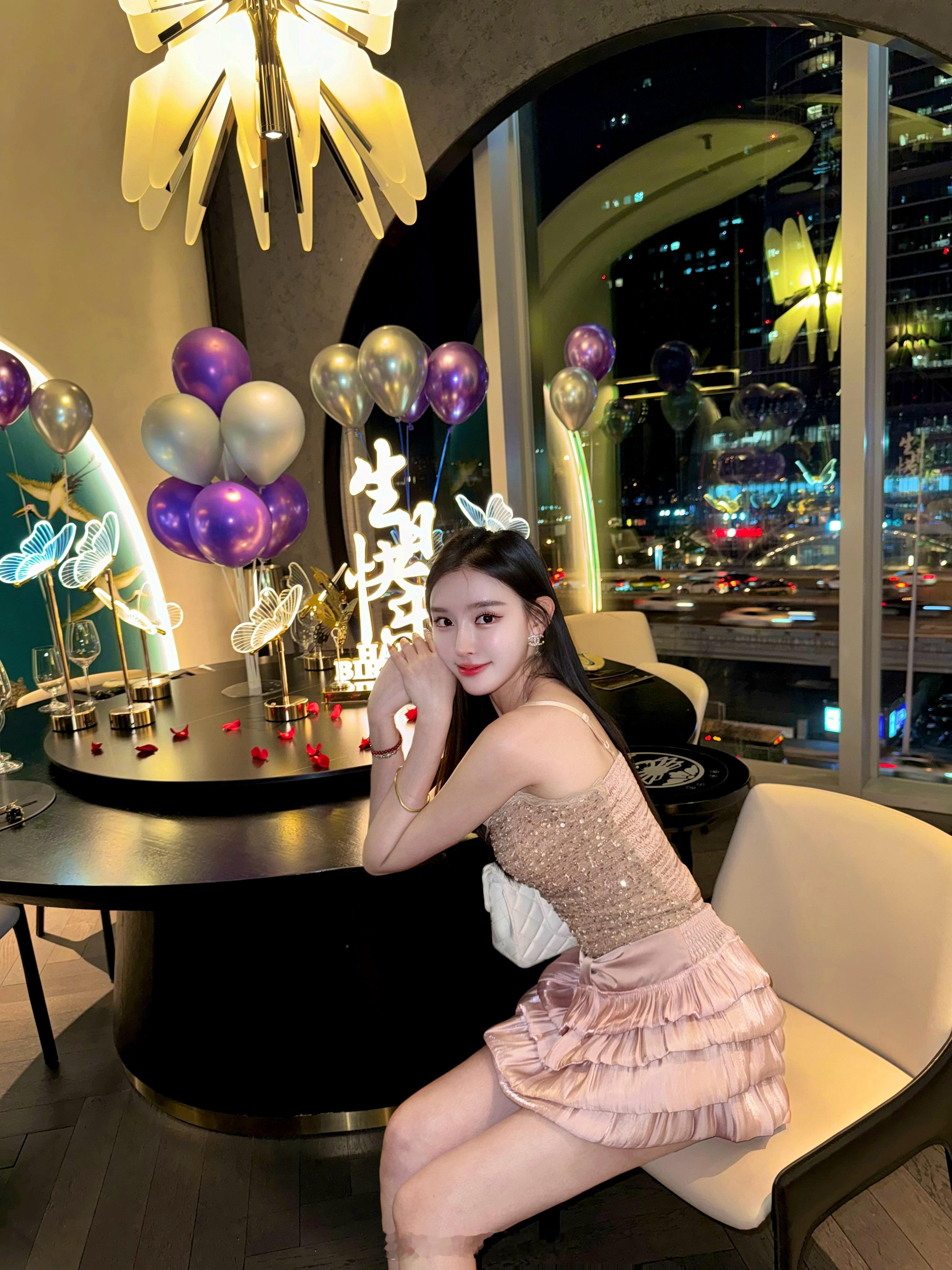 注意看 这个女人叫小莹 今天是她的生日🎂祝她资产过亿 天天泡在爱里  ​​​