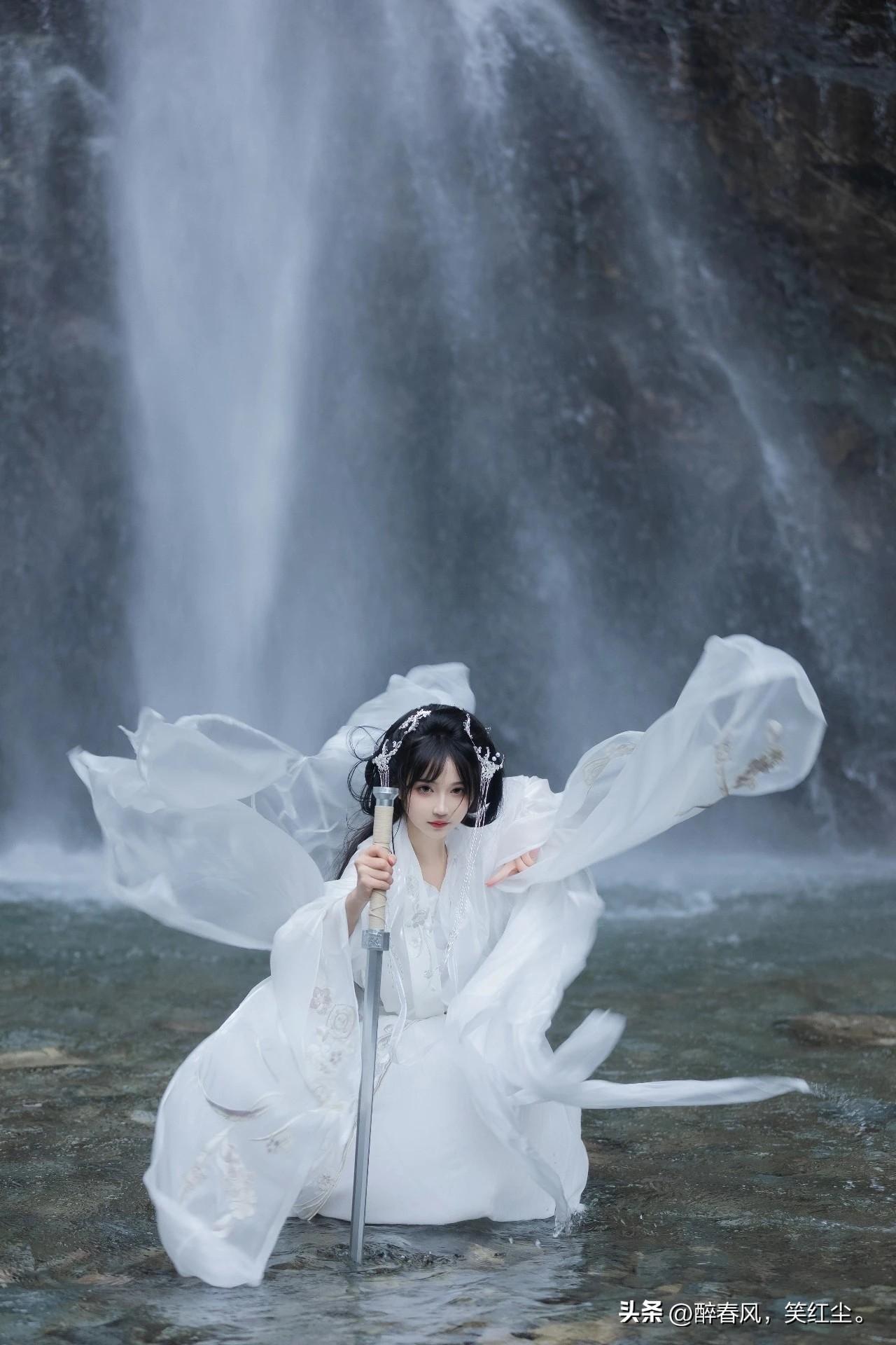 汉服佳人。一袭白衣问剑古装汉服仙子 水边汉服少女 汉服仙子写真