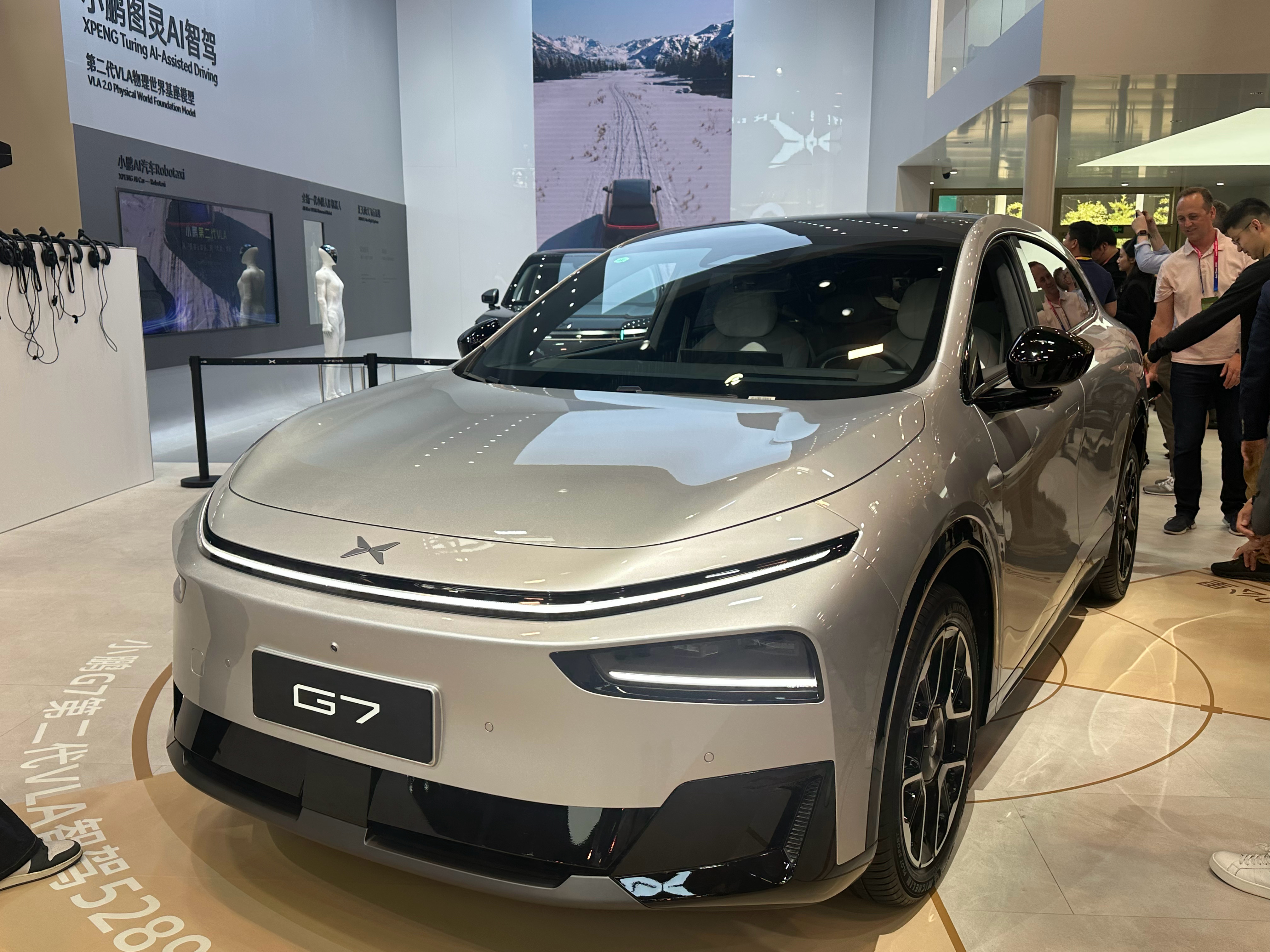 小鹏GX咱们频道的观众之前应该都了解过了，这次来车展带来了一款新的双拼配色，叫做