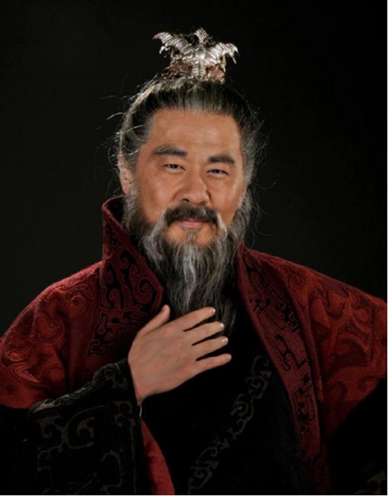 公元213年，刚被封为魏公的曹操，一脸得意地回了家，一进家门就把三个女儿曹宪、曹