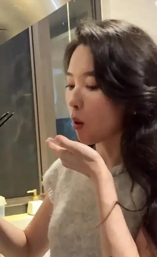 森林北不仅人美，做饭也好吃，唱歌还这么好听，汪峰哥哥真有福气，好羡慕！ ​​​
