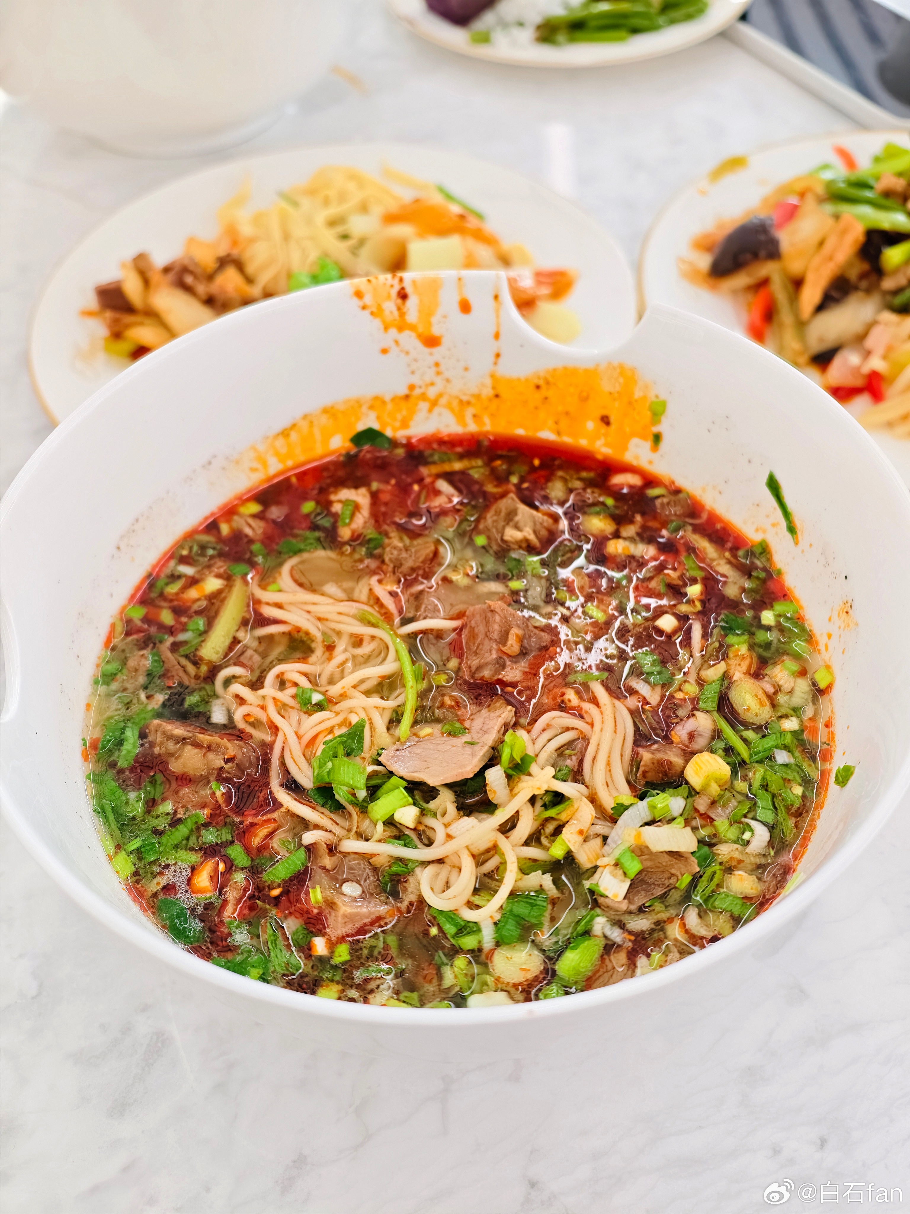 兰州机场的东航休息室的牛肉面挺地道的👍兰州的美食和其他地方所谓的兰州美食还是就