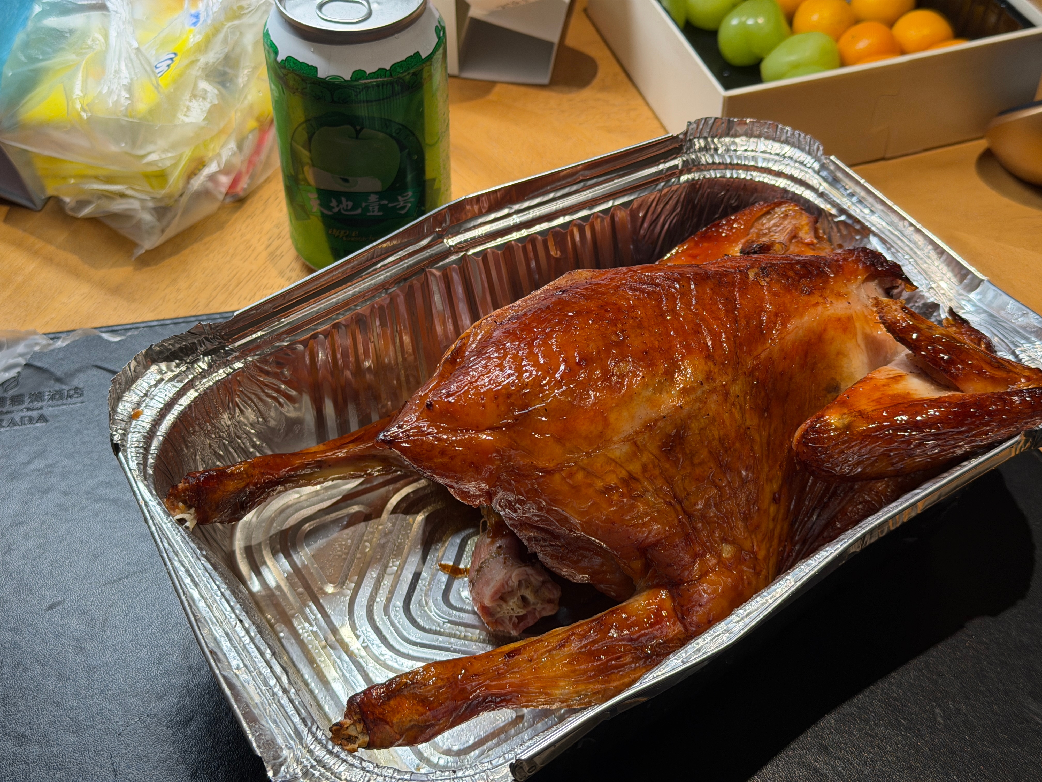 大湾区的夜总需要一只鸡来抚慰心灵再来上一听冰镇天地壹号今晚你最威 