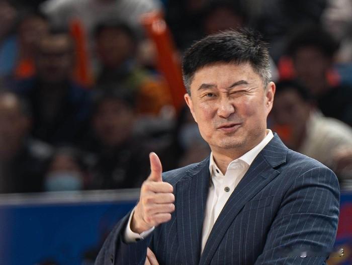 离岗不离队！虽然杜锋辞去广东男篮主教练一职的消息很早便已经流出，不过广东宏远俱乐