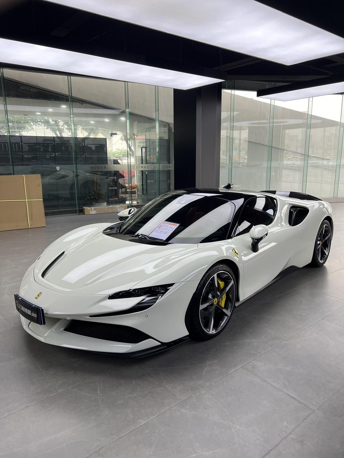 同级别吊打一切车型。展厅新到白红法拉利SF90 Stradale  2...
