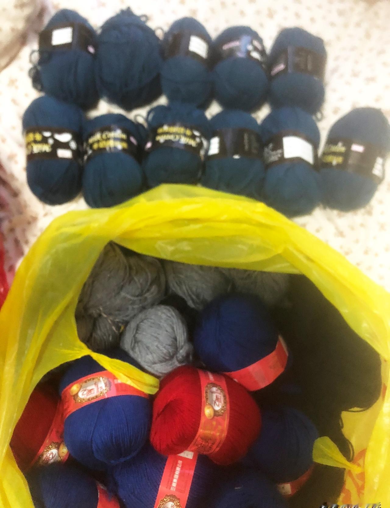 亲戚塞给我一大袋全新毛线，颜色多到像打翻糖果罐，我却十年没碰钩针。
以前觉得占地