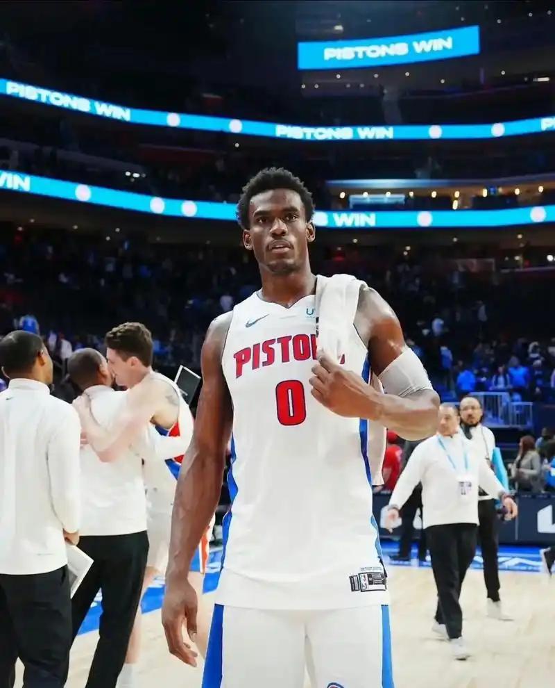 杜伦这么打下去，活塞必须顶薪合同奉上。

本赛季各项数据对比上赛季：
得分：11