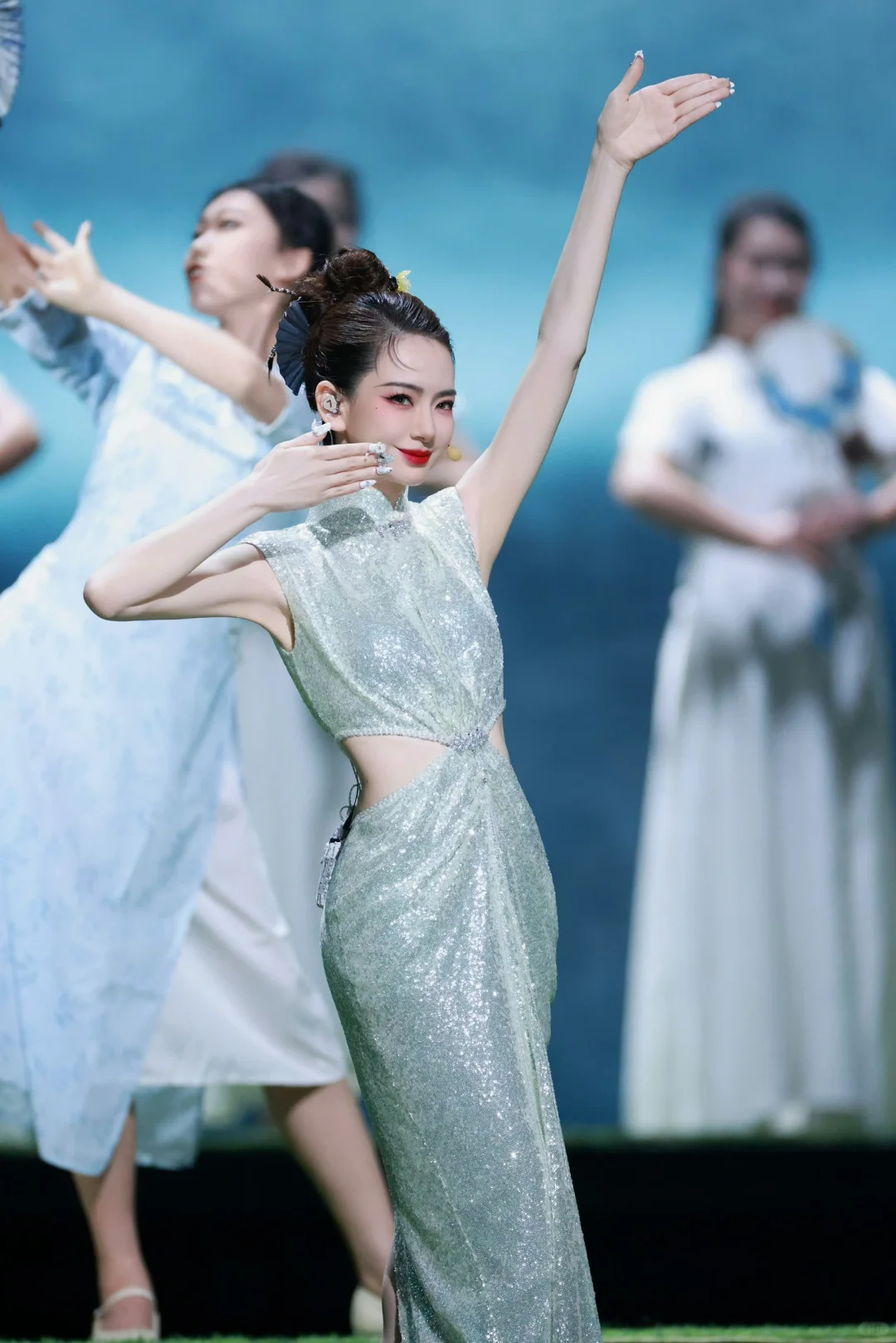 为戚薇化的乘风2024二公新中式东方女神妆
