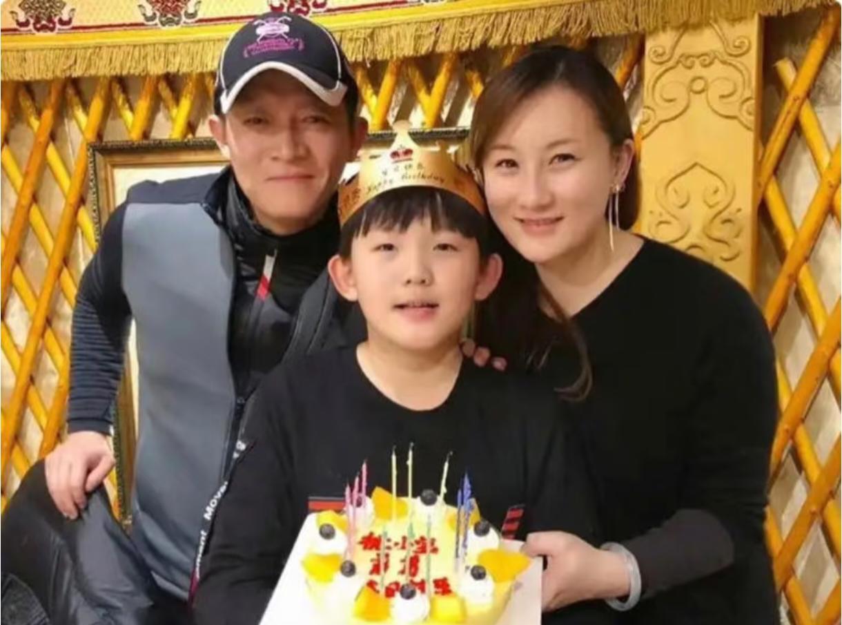 你绝对想不到，明星怎么“坑”自己亲儿子。
拍《铁梨花》，导演郭靖宇找遍小演员，没