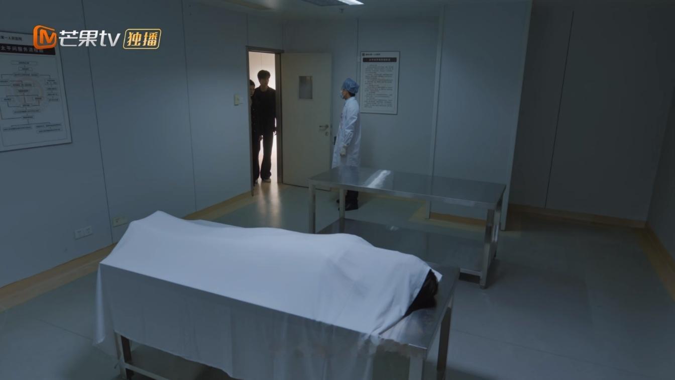 在一部现偶里学会了怎样处理一个人从去世到火化到买公墓到封穴的全过程（参加过葬礼但