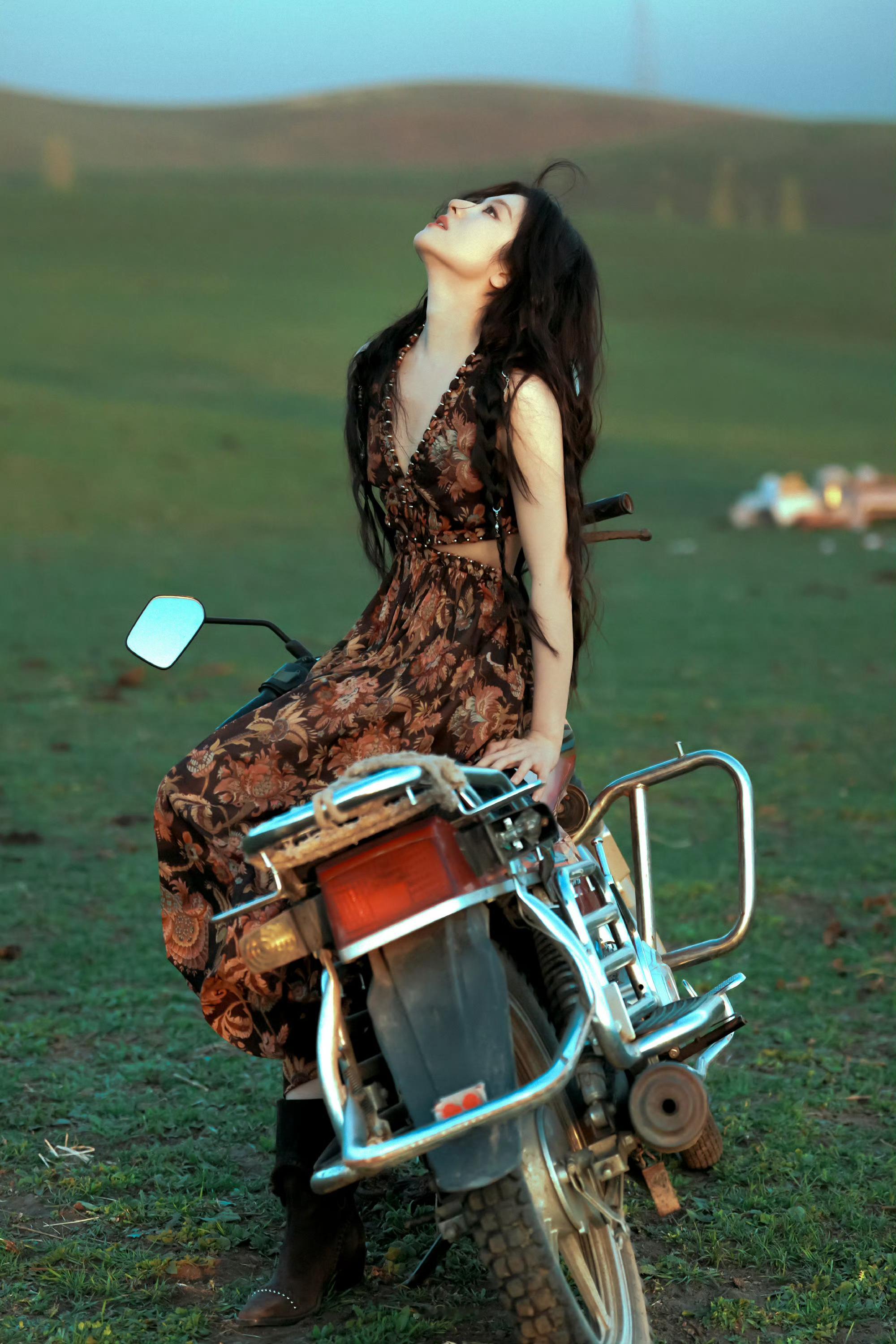 李兰迪李兰迪机车碎花裙大片 远离喧嚣的草原氛围感大片，复古机车自带酷帅气场，轻盈