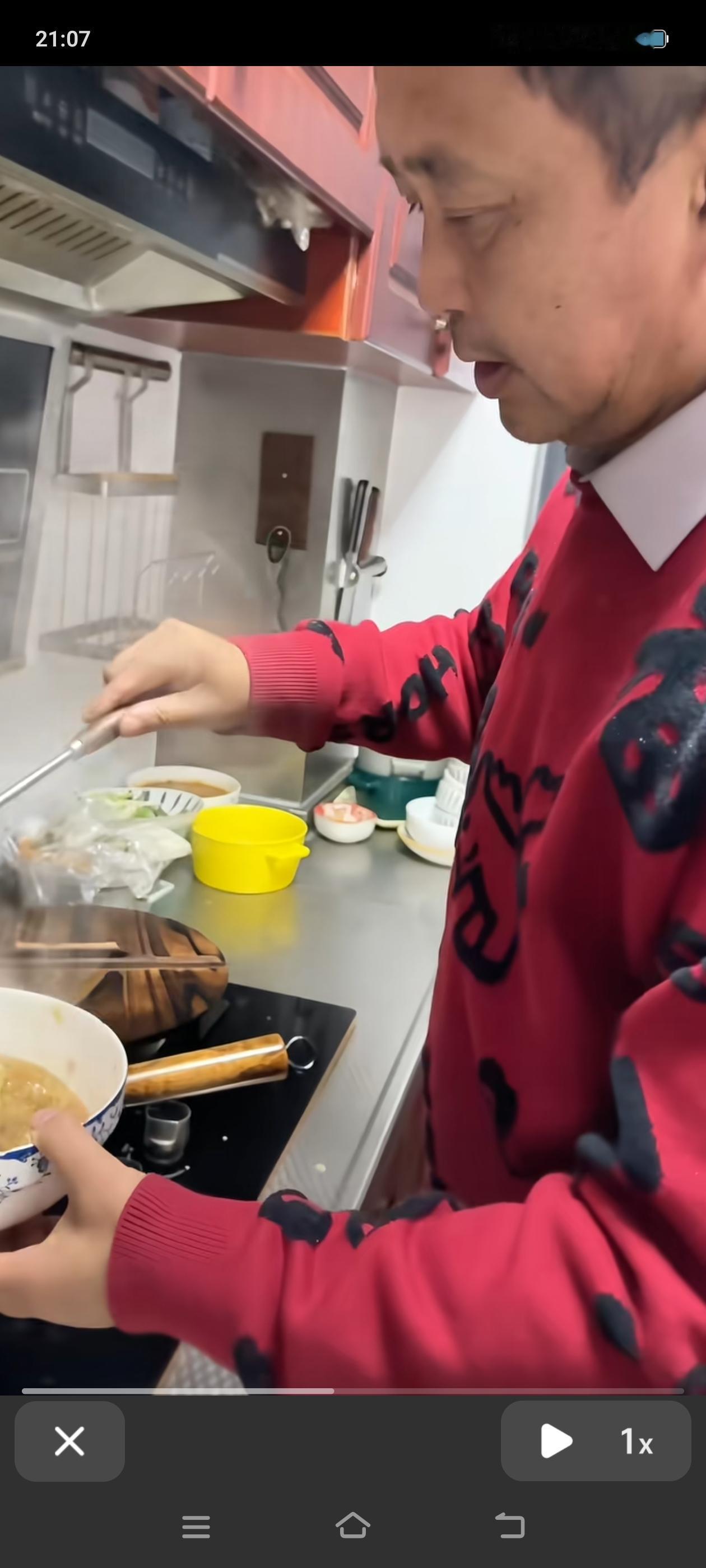 沈巍过年自己动手煮大杂烩，网友说很少见，从画面来看，他的厨艺确实不行，自己一个人