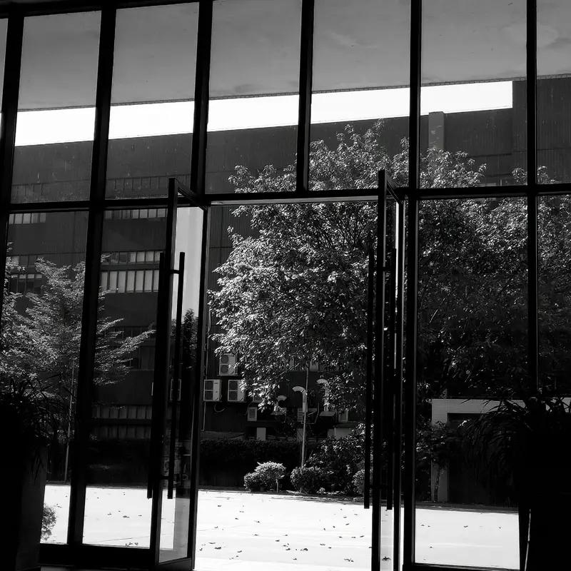 挣钱难还是花钱难？这问题就像在问先有鸡还是先有蛋。
对职场打工人来说，挣钱那叫一