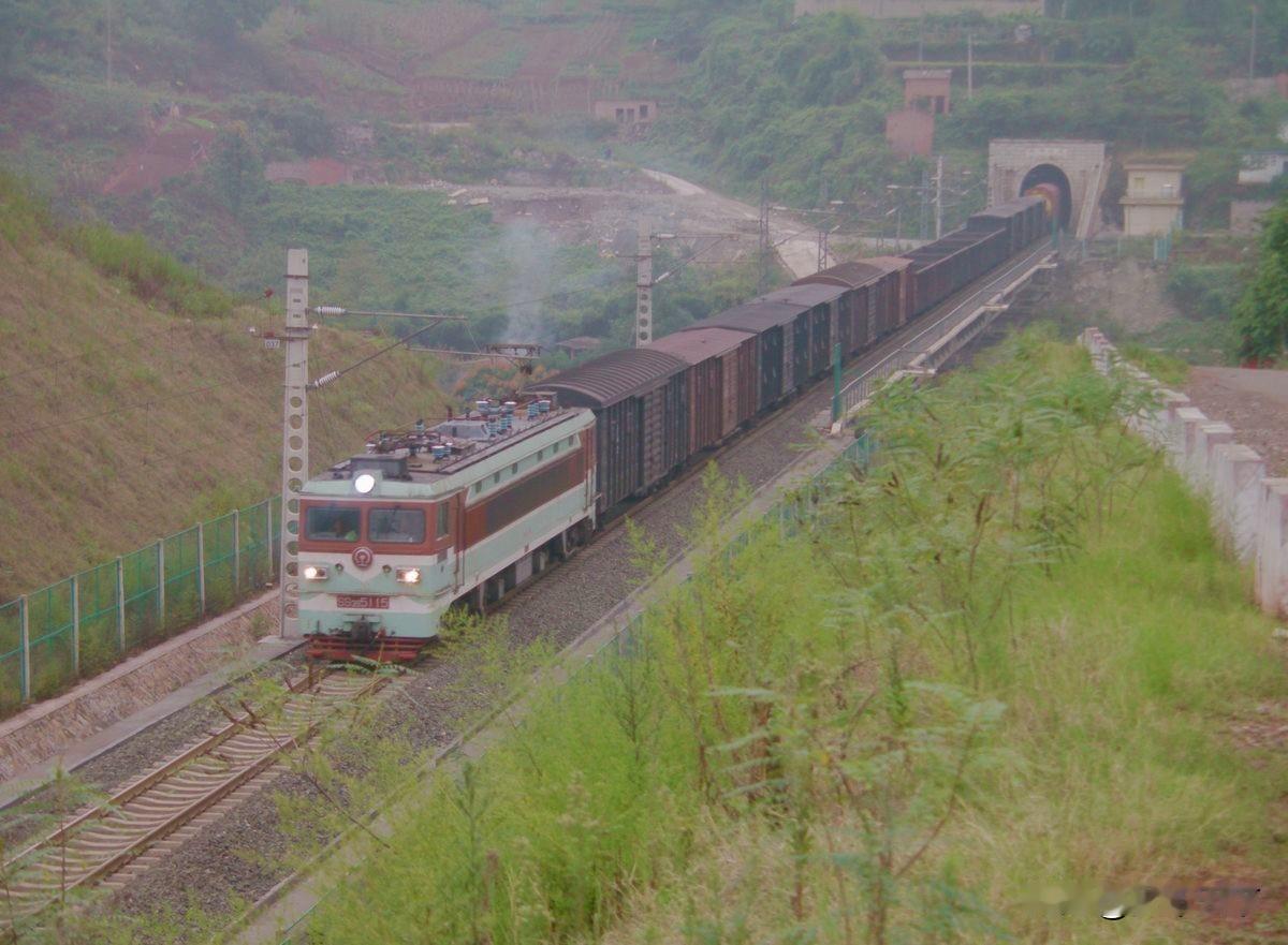 2011年，一列货运列车驶出双碑隧道，这条铁路是重庆枢纽内的一条联络线，从141
