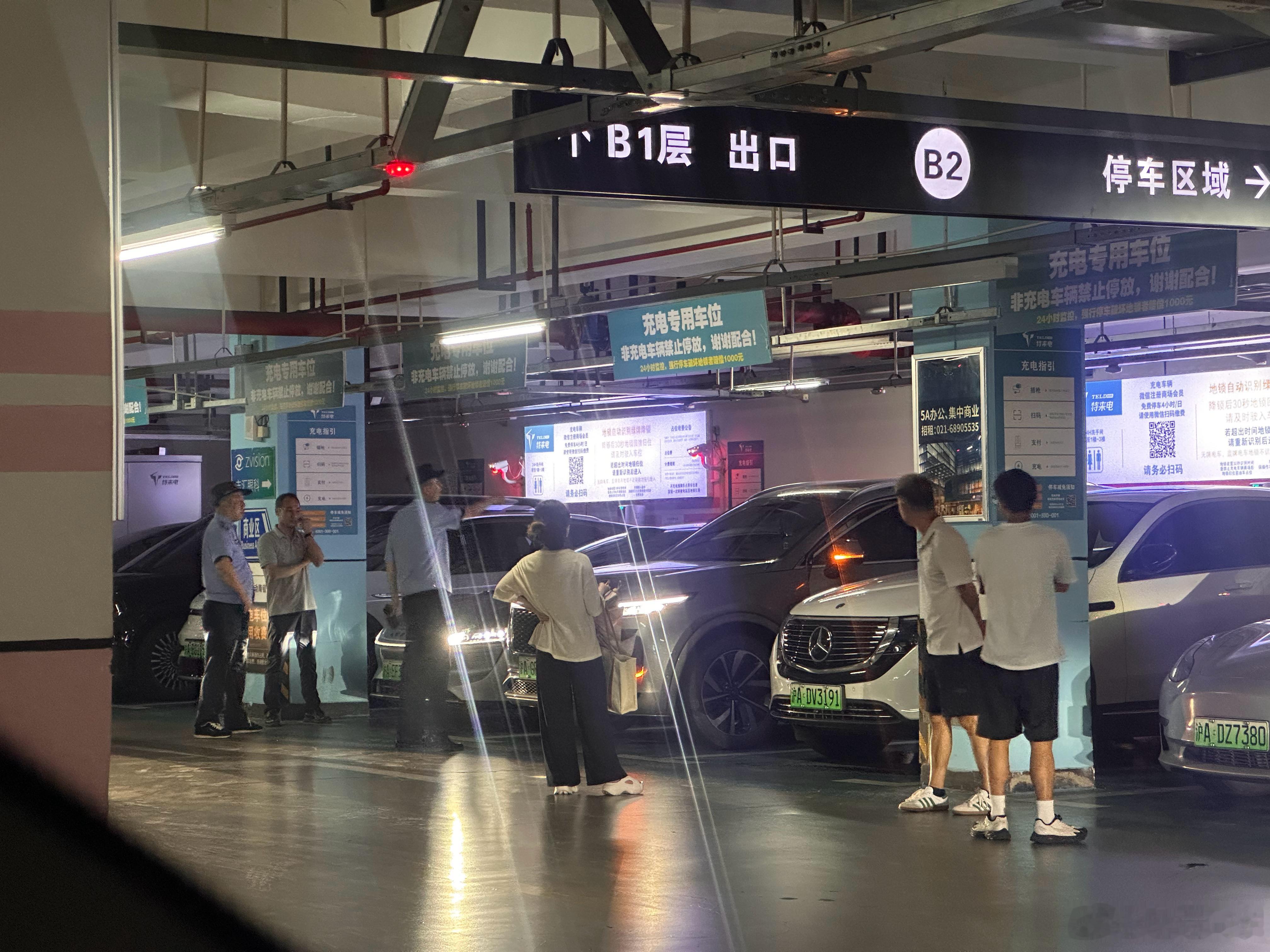 相邻两台车充电，开门被磕到了，报警了我与汽车的日常