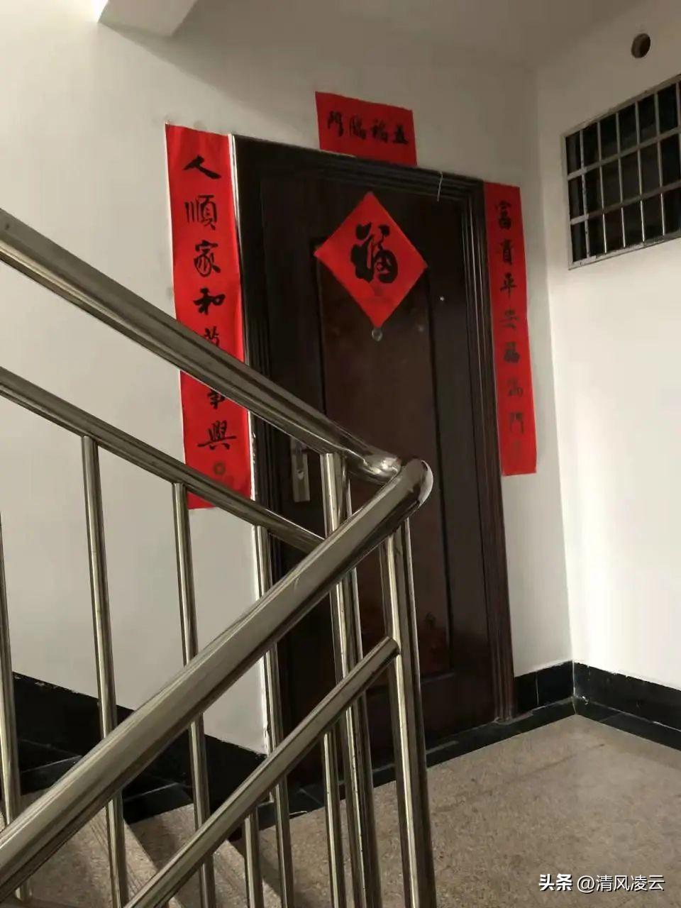 碰到这样的邻居，真是从心里服气了！

住楼房，邻居之间因为门口乱摆东西争吵的事不