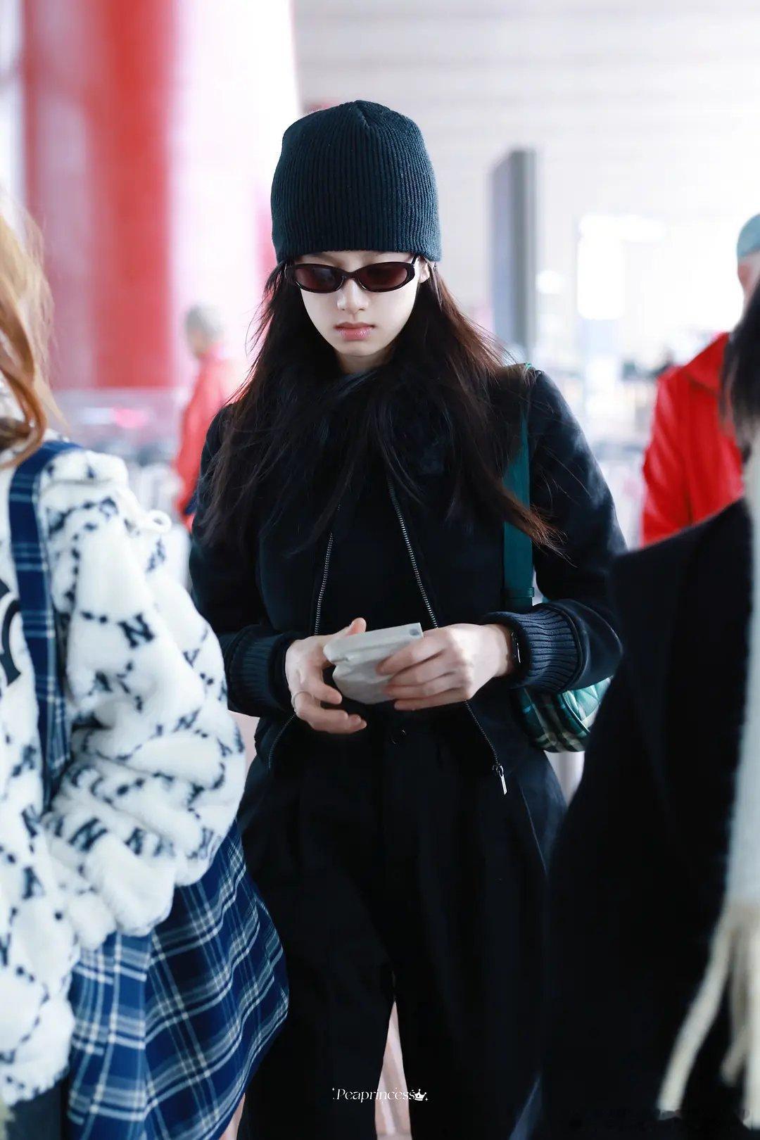 张婧仪出发深圳进组新剧路透，期待新角色，好飒的 all black