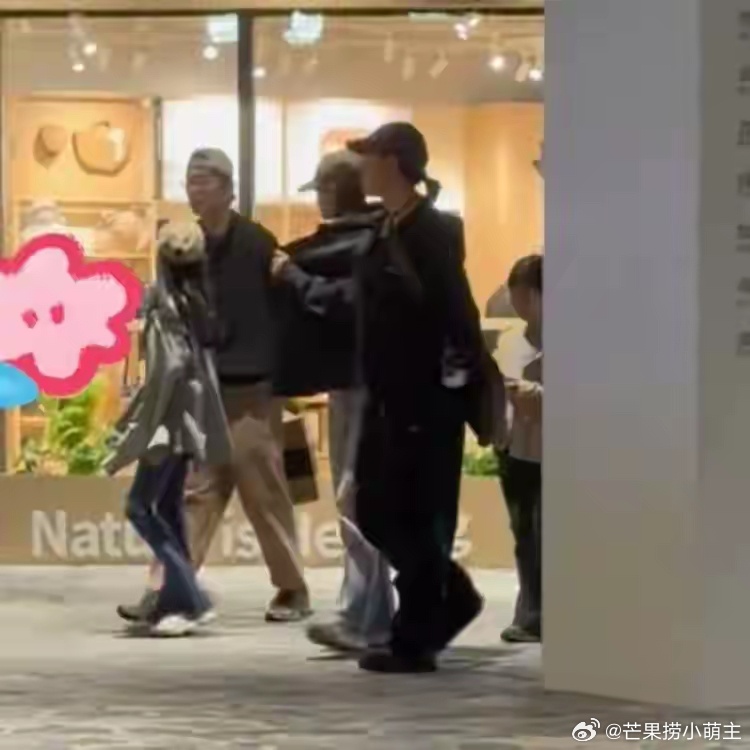 网友偶遇朱亚文一家四口朱亚文两个女儿腿长 网友偶遇朱亚文一家四口，两个女儿高挑纤