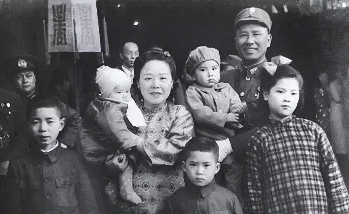 1930年，出差在外的白崇禧寂寞难耐，找了个情妇，白妻得知大怒，逼他斩断孽缘，奈