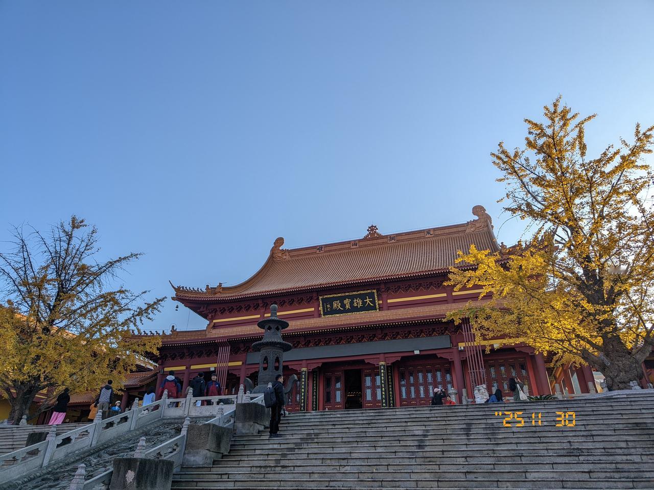 长沙洗心禅寺的银杏叶黄了，确实很震撼