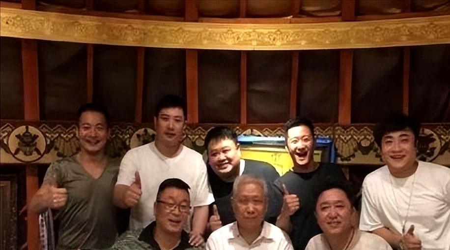 于谦组的顶级饭局，秘密藏在吴京的片场和马未都的仓库里。
你以为的推杯换盏，是他们