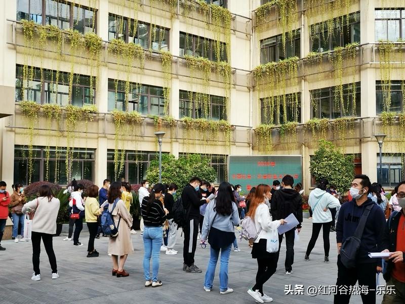 我们所有的社会关系都是阶段性陪伴，尤其是同学这种。大家在一起求学多年，建立深厚友