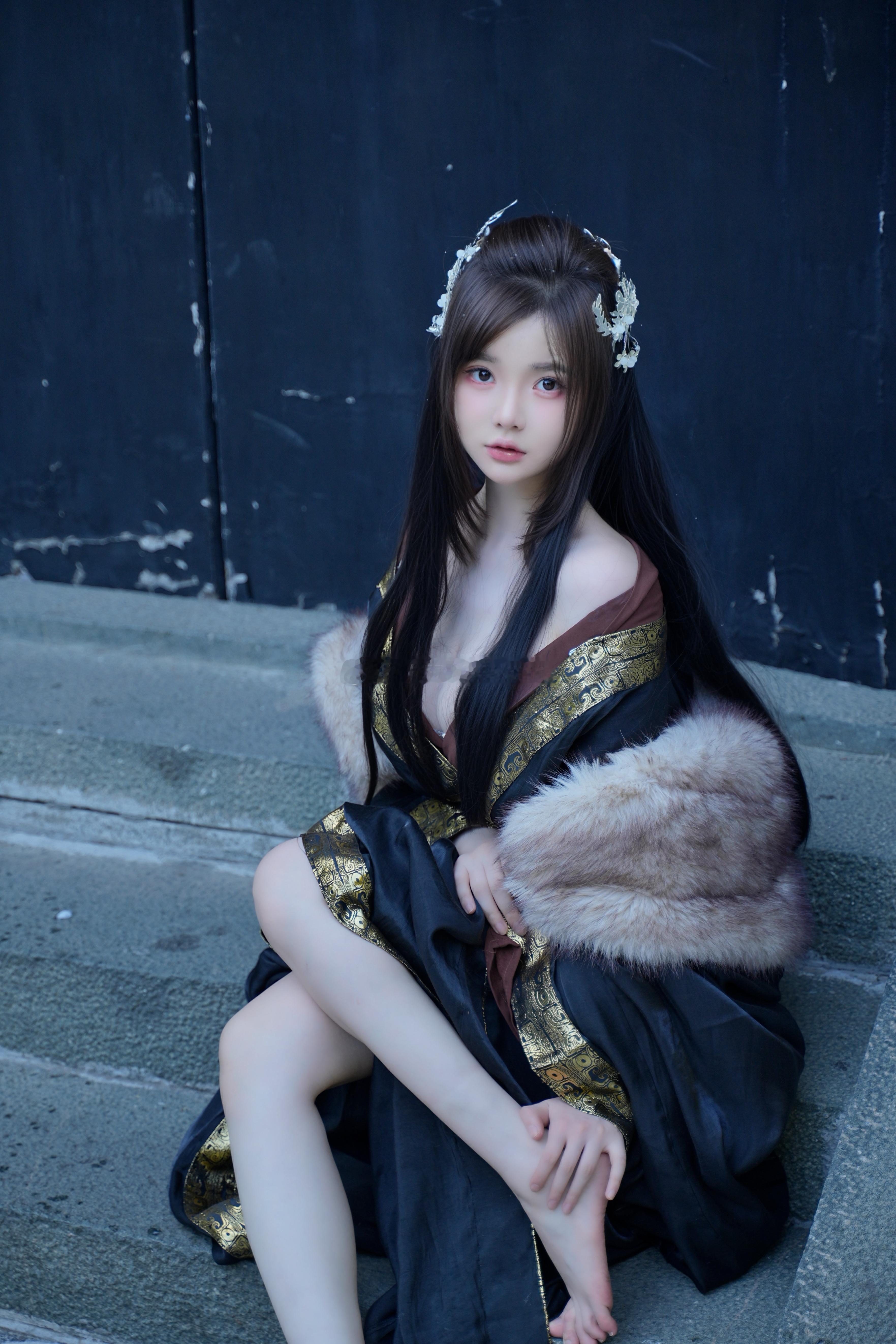 广袖垂落漫拂晚风，你眼里装的是风景，还是……刚好装下了我？ 