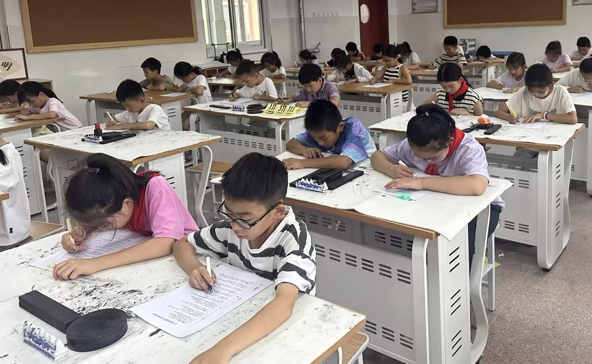 小学部组织学科抽测，负责抽测的老师按照要求要向群里传学生做题时的照片。似乎大家都