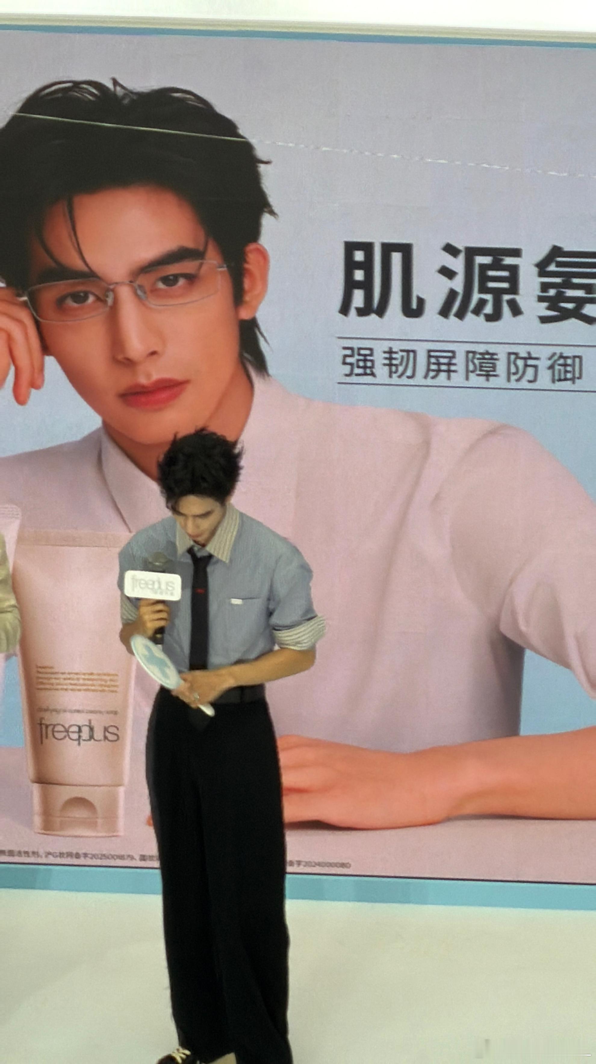 宋威龙线下也太帅了 本人又高又白比例又好不愧是185浓颜顶帅 原图超糊都这么能扛