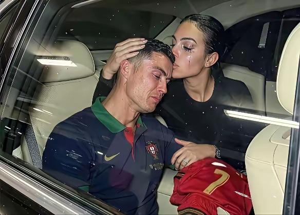C罗回国了
看到C罗在去往机场的路上，他靠在女友肩膀哭的不能自已，女友也在哭泣着