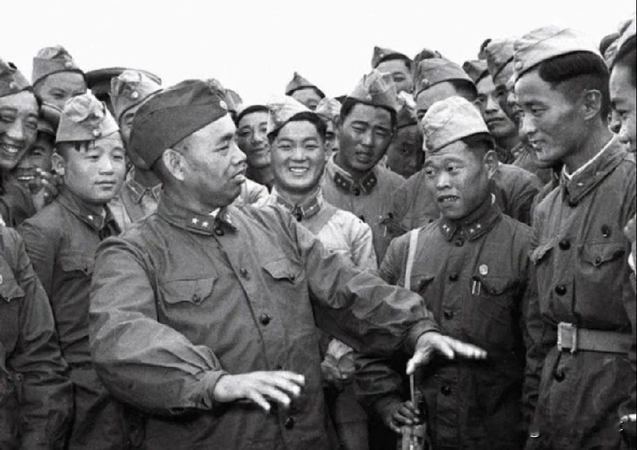 秘书拿着许世友刚发的工资，忐忑的走进办公室，说道：