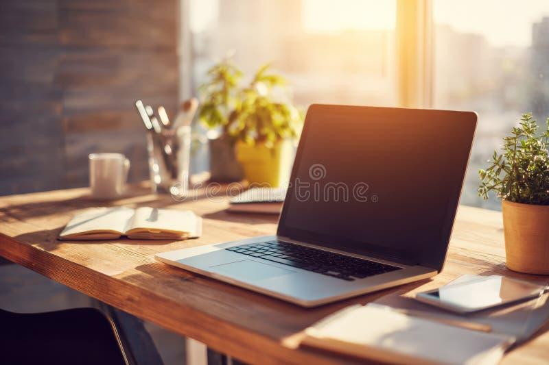 今天终于有空了，把自己的书桌简单的整理了一下。感觉好了很多。空间很明天大了