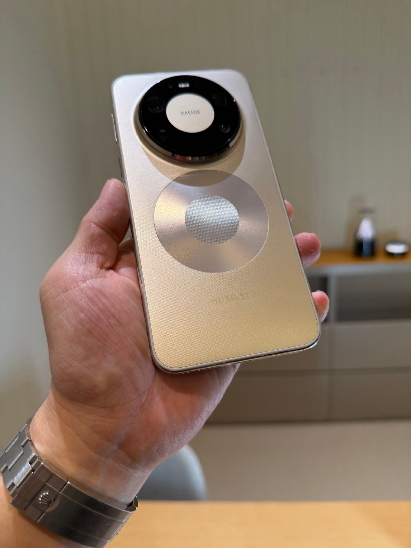 华为Mate80销量国产第一，我爸贡献一台，然后在日日新那个软件领了二百多