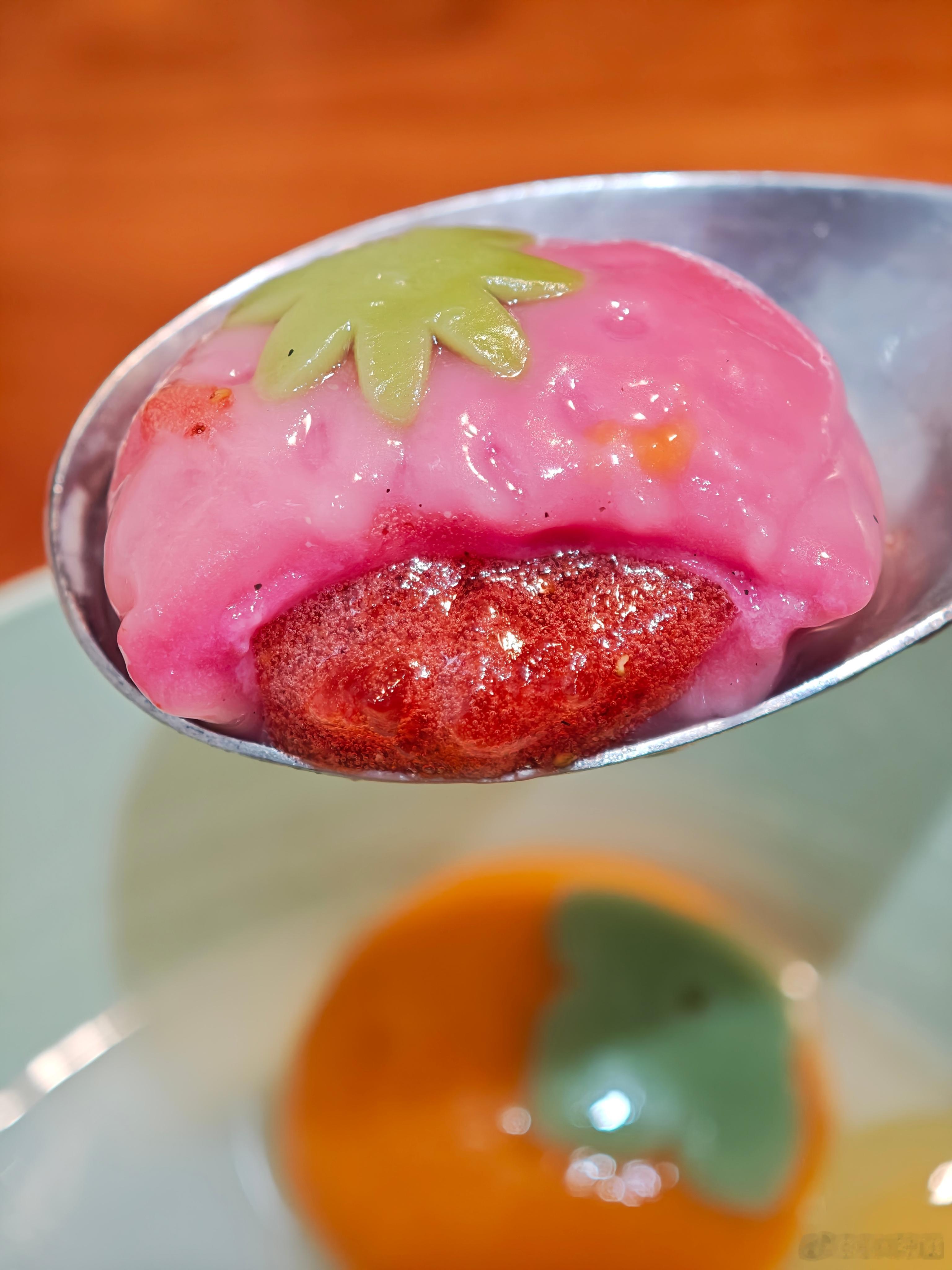 虽然圣诞节没有吃汤圆的习俗，但是我实在是饿了，这个草莓味的汤圆又实在是太好吃了，