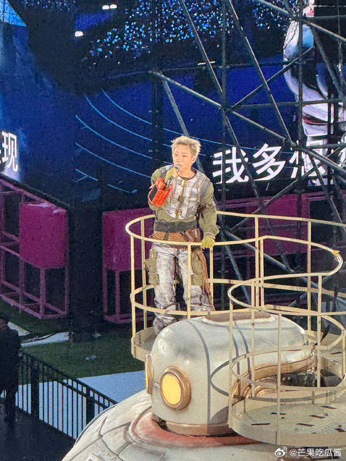 汪苏泷巨型机器人17号 彻底被汪苏泷的舞台诚意打动，接连打造两款巨型机器人太用心