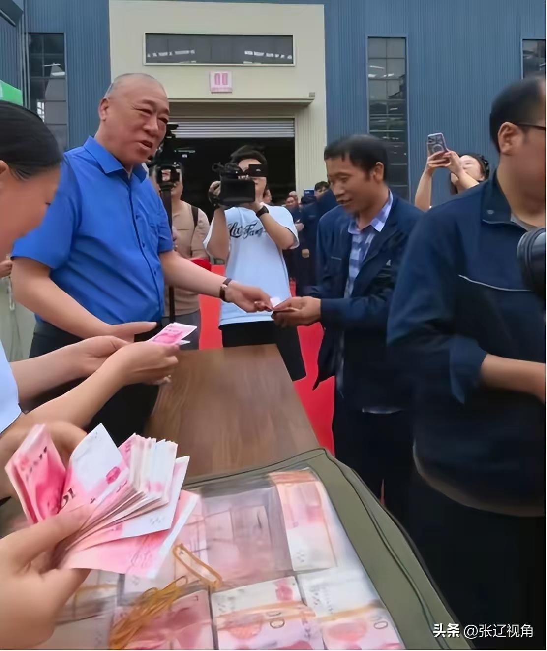 都说崔培军极少开除员工，可最近一件事引发全网热议：一名员工结婚，嫌弃辛苦养大自己