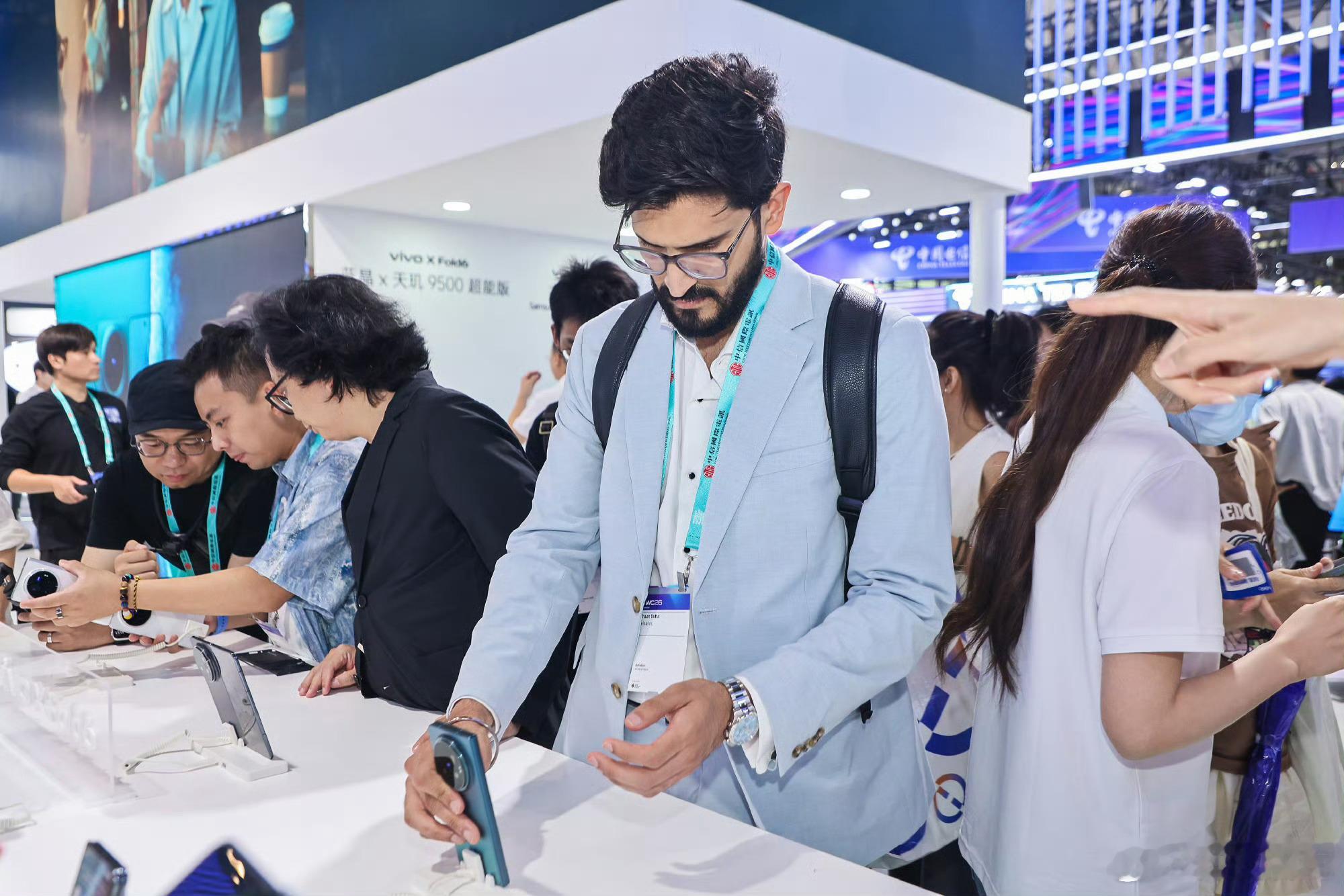 国产折叠屏让老外集体真香刷到展会老外围着vivo X Fold6不肯走，狂夸国产
