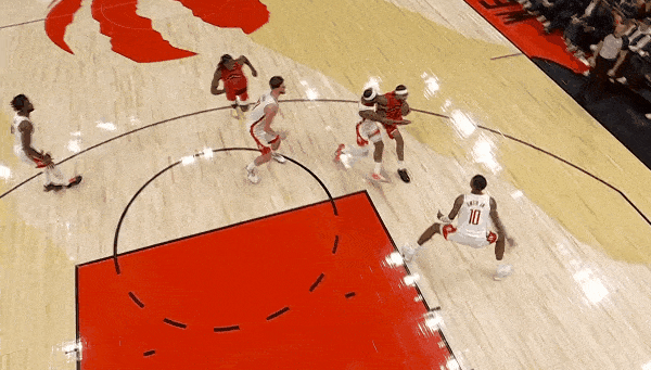 无情铁肘！英格拉姆这一下太狠了！
在今天NBA常规赛火箭对阵猛龙的比赛的第三节中