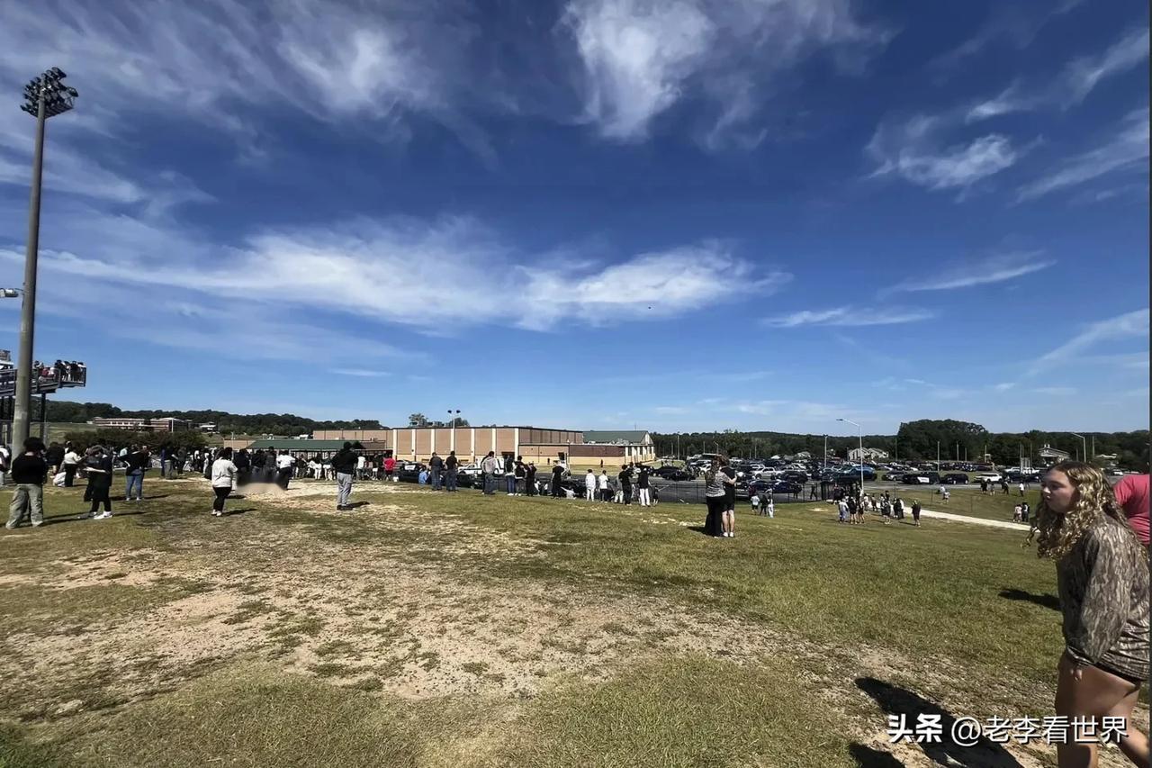 美国一名女摄影师被飞机螺旋桨击中身亡
华盛顿时间10月28日上午，美国哥伦比亚广