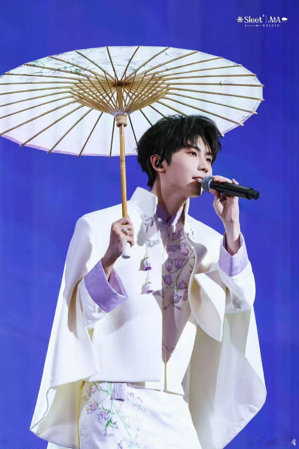 他的声音真的是温柔又清新，听这首歌，仿佛就像与他一同漂流在苏州河畔，享受这份安静