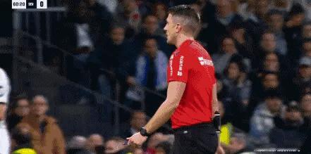 偷鸡不成蚀把米？[捂脸]主裁伤退，球迷说是“活该”，难道主裁迪亚斯-德梅拉有问题