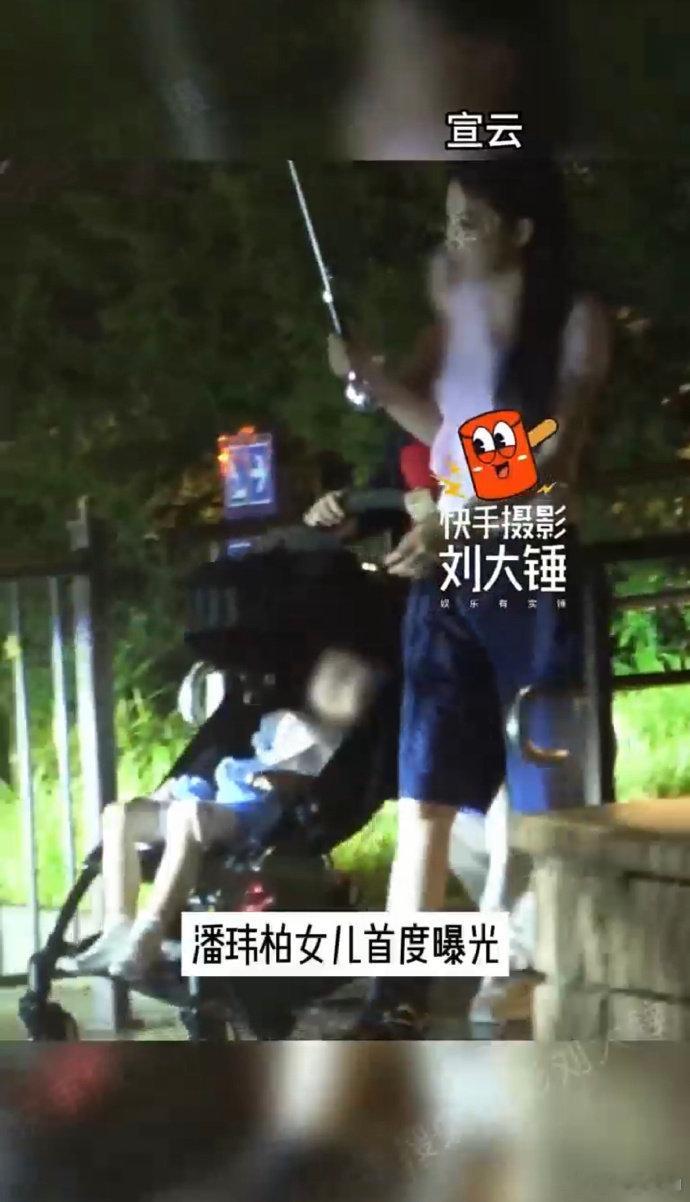 #潘玮柏一家游玩迪士尼# 潘玮柏一家游玩迪士尼，竟然都没路人偶遇？遮得挺好的嘛！